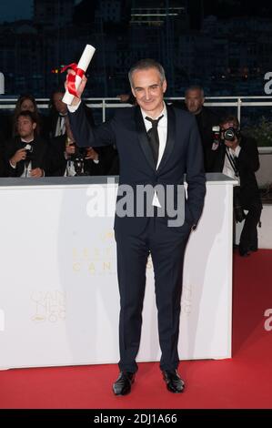 Regisseur Olivier Assayas posiert, nachdem er am 22. Mai 2016 bei den 69. Filmfestspielen von Cannes in Cannes, Frankreich, den Preis für die beste Regie für den Film "Personal Shopper" erhalten hat. Foto von Nicolas Genin/ABACAPRESS.COM Stockfoto