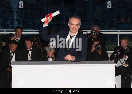 Regisseur Olivier Assayas posiert, nachdem er am 22. Mai 2016 bei den 69. Filmfestspielen von Cannes in Cannes, Frankreich, den Preis für die beste Regie für den Film "Personal Shopper" erhalten hat. Foto von Nicolas Genin/ABACAPRESS.COM Stockfoto