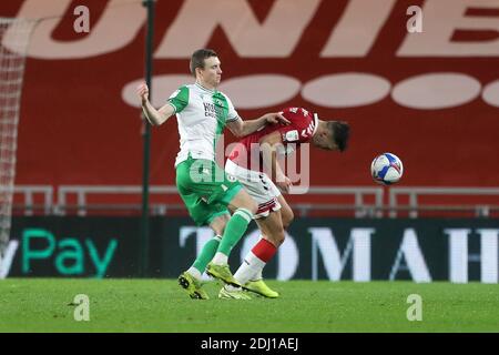 MIDDLESBROUGH, ENGLAND. 12. DEZEMBER Jake Cooper von Millwall in Aktion mit Middlesbroughs Marcus Tavernier während des Sky Bet Championship Spiels zwischen Middlesbrough und Millwall im Riverside Stadium, Middlesbrough am Samstag, 12. Dezember 2020. (Kredit: Mark Fletcher, Mi News) Kredit: MI Nachrichten & Sport /Alamy Live Nachrichten Stockfoto