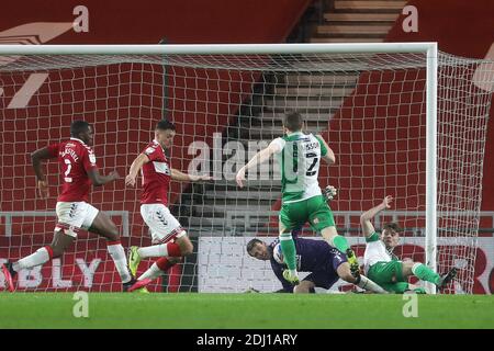 MIDDLESBROUGH, ENGLAND. 12. DEZEMBER Marcus Bettinelli rettet vor Millwall's Jon Dadi Bodvarsson während des Sky Bet Championship Matches zwischen Middlesbrough und Millwall im Riverside Stadium, Middlesbrough am Samstag 12. Dezember 2020. (Kredit: Mark Fletcher, Mi News) Kredit: MI Nachrichten & Sport /Alamy Live Nachrichten Stockfoto