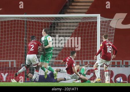 MIDDLESBROUGH, ENGLAND. 12. DEZEMBER Marcus Bettinelli rettet vor Millwall's Jon Dadi Bodvarsson während des Sky Bet Championship Matches zwischen Middlesbrough und Millwall im Riverside Stadium, Middlesbrough am Samstag 12. Dezember 2020. (Kredit: Mark Fletcher, Mi News) Kredit: MI Nachrichten & Sport /Alamy Live Nachrichten Stockfoto