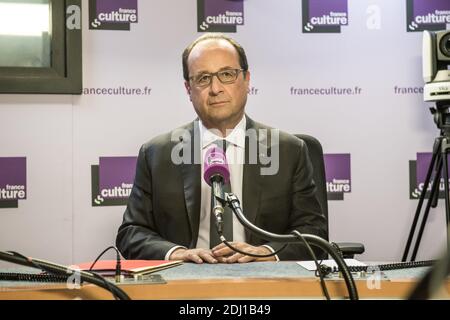 Der französische Präsident Francois Hollande gibt am 24. Mai 2016 ein Interview beim französischen Radiosender France Culture, einer Zweigstelle der öffentlich-rechtlichen Radiogruppe Radio France, in Paris. Stockfoto