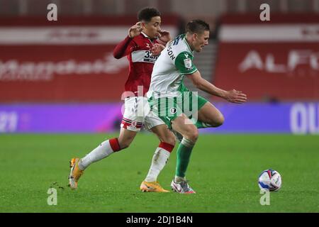 MIDDLESBROUGH, ENGLAND. 12. DEZEMBER Marcus Tavernier aus Middlesbrough und Shaun Hutchinson von Millwall während des Sky Bet Championship-Spiels zwischen Middlesbrough und Millwall im Riverside Stadium, Middlesbrough am Samstag, 12. Dezember 2020. (Kredit: Mark Fletcher, Mi News) Kredit: MI Nachrichten & Sport /Alamy Live Nachrichten Stockfoto