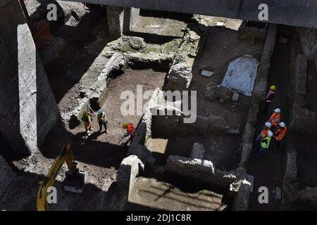 Ein Blick auf die Ausgrabungsstätte in der zukünftigen römischen U-Bahnstation Amba Aradam zwischen San Giovanni und dem Kolosseum, wo Subway-Bauarbeiter am 26. Mai 2016 in Rom, Italien, ein 2,000 Jahre altes Militärviertel mit 39 Zimmern, verzierten Mosaiken und sogar einem Friedhof fanden. Die Arbeiten an der U-Bahn C, die durch das Zentrum von Rom gebaut wird, sind erneut in antike römische Ruinen verlaufen, diesmal in die Kaserne der römischen Prätorianerwachen aus der Zeit des Kaisers Hadrian, Im zweiten Jahrhundert A.D. Archäologen haben alte Kasernen neun Meter unter Straßenhöhe für entdeckt Stockfoto