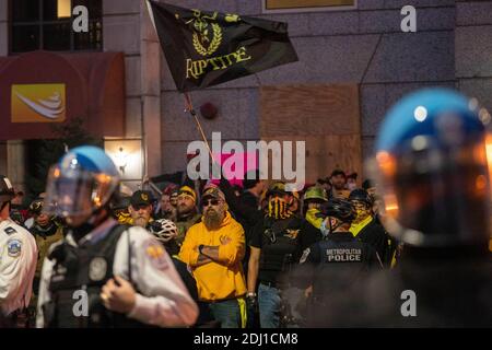 Washington, Usa. Dezember 2020. Proud Boys stehen gegenüber von Antifa- und Anti-Trump-Demonstranten nach einer Pro-Trump-Kundgebung in Washington, DC am Samstag, 12. Dezember 2020. Große Gruppen von Anhängern von Präsident Donald Trump marschieren auf die Hauptstadt der Nation, während sie ohne Beweise behaupten, dass der designierte Präsident Joe Biden die US-Wahl von Donald Trump gestohlen habe. Foto von Ken Cedeno/UPI Kredit: UPI/Alamy Live Nachrichten Stockfoto