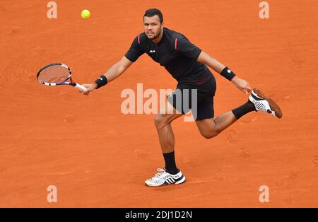 Der Franzose Jo-Wilfried Tsonga spielt am 26. Mai 2016 den zypriotischen Marcos Baghdatis in der zweiten Runde bei den Roland Garros 2016 French Tennis Open in Paris, Frankreich. Foto von Christian Liewig/ABACAPRESS.COM Stockfoto