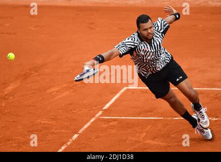 Der Franzose Jo-Wilfried Tsonga spielt am 26. Mai 2016 den zypriotischen Marcos Baghdatis in der zweiten Runde bei den Roland Garros 2016 French Tennis Open in Paris, Frankreich. Foto von Christian Liewig/ABACAPRESS.COM Stockfoto