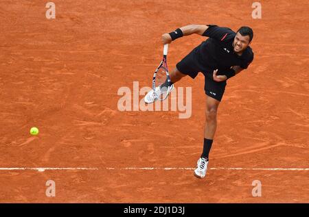 Der Franzose Jo-Wilfried Tsonga spielt am 26. Mai 2016 den zypriotischen Marcos Baghdatis in der zweiten Runde bei den Roland Garros 2016 French Tennis Open in Paris, Frankreich. Foto von Christian Liewig/ABACAPRESS.COM Stockfoto