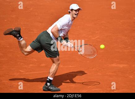 ANDY Murray spielt am 2016 27. Mai 2016 die zweite Runde der BNP Paribas Tennis French Open im Roland-Garros-Stadion, Paris, Frankreich. Foto von Christian Liewig/ABACAPRESS.COM Stockfoto