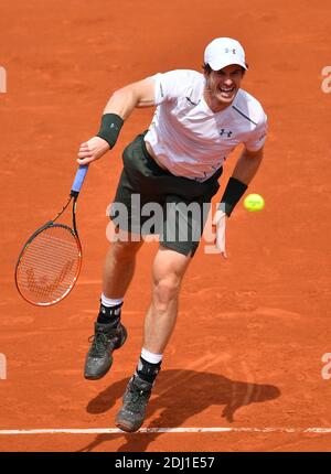 ANDY Murray spielt am 2016 27. Mai 2016 die zweite Runde der BNP Paribas Tennis French Open im Roland-Garros-Stadion, Paris, Frankreich. Foto von Christian Liewig/ABACAPRESS.COM Stockfoto