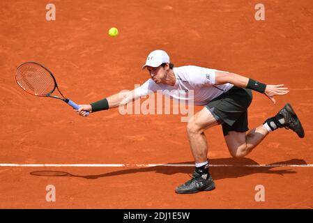 ANDY Murray spielt am 2016 27. Mai 2016 die zweite Runde der BNP Paribas Tennis French Open im Roland-Garros-Stadion, Paris, Frankreich. Foto von Christian Liewig/ABACAPRESS.COM Stockfoto