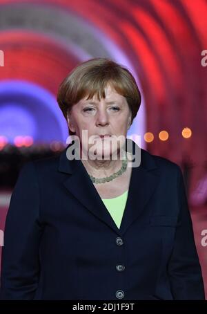 Bundeskanzlerin Angela Merkel bei einer Flammenwiederentflammungszeremonie in der Nationalen Nekropole Douaumont bei Verdun, Frankreich, am 29. Mai 2016. Vor 100 Jahren begann die Schlacht von Verdun zwischen deutschen und französischen Truppen, die etwa 300 Tage dauerte und auf beiden Seiten mehr als 300,000 Opfer forderte. Foto von Christian Liewig/ABACAPRESS.COM Stockfoto