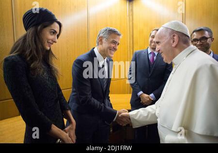 Papst Franziskus traf den US-Schauspieler George Clooney und seine Frau Amal bei einer Veranstaltung im Vatikan am 29. Mai 2016, um die Arbeit einer Stiftung zu fördern, die vom Papst Scholas Occurrentes inspiriert wurde. Papst Franziskus traf auch Richard Gere und seine Freundin Alejandra Silva.die Stiftung, deren Name bedeutet "Schulen, die sich treffen" auf Spanisch, verbindet Technologie mit der Kunst, Ziel der sozialen Integration und eine Kultur des Friedens. Franziskus hatte eine ähnliche Organisation, als er Kardinal Jorge Bergoglio in Buenos Aires, aber Scholas hat sich jetzt zu einer internationalen Stiftung arbeitet aus dem Vatikan. Foto von A Stockfoto