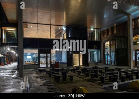 College in Bergen, Norwegen bei Nacht. Stockfoto