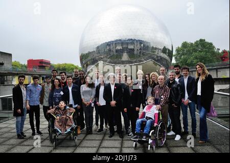 Les Parrains de l'Association Marwan Berreni, Ludovic Baude, Shemss Audat, Marwan Berreni, Guy Alba, Loup-Denis Elion, Mikelangelo Loconte, Diane Dassigny, Amine Mounder, Michael Gregorio, Frederic Bouraly, Sophie Thalmann, Sandrine Quetier, Arnaud Tsamere, Gregoire et les Arcadian (Florentin, Jerome) Posent lors de la 11eme Ceremonie du Prix Ambassadeur de l'Association ELA a la Cite des Sciences et de l'Industrie a Paris, France le 01 Juin 2016. Foto von Aurore Marechal/ABACAPRESS.COM Stockfoto