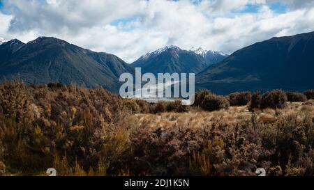 Weitläufige Aussicht auf das Waimakariri River Valley und die umliegenden Berge vom Bealey Spur Track, Arthurs Pass National Park Stockfoto