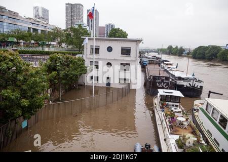 Die Banken sind wegen der Schollen der seine am 2. Juni 2016 in Paris, Frankreich, geschlossen. Nordfrankreich erlebt in Teilen Frankreichs, vor allem in Paris, Regenwetter und Überschwemmungen. Foto von Maxime Reynaud/ABACAPRESS.COM Stockfoto