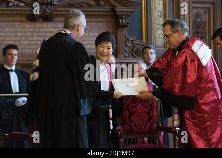 (L-R) Francois weil, Präsident der Bildungsbehörde von Paris, der südkoreanische Präsident Park Geun-hye und Jean Chambaz, Präsident der Universität Pierre et Marie Curie, während einer Zeremonie zur Verleihung des Honoris Causa-Doktorats an Präsident Park an der Sorbonne in Paris am 3. Juni 2016. Präsident Park ist auf einem viertägigen offiziellen Staatsbesuch in Frankreich. Foto von Jacques Witt/Pool/ABACAPRESS.COM Stockfoto