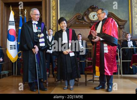 (L-R) Francois weil, Präsident der Bildungsbehörde von Paris, der südkoreanische Präsident Park Geun-hye und Jean Chambaz, Präsident der Universität Pierre et Marie Curie, während einer Zeremonie zur Verleihung des Honoris Causa-Doktorats an Präsident Park an der Sorbonne in Paris am 3. Juni 2016. Präsident Park ist auf einem viertägigen offiziellen Staatsbesuch in Frankreich. Foto von Jacques Witt/Pool/ABACAPRESS.COM Stockfoto