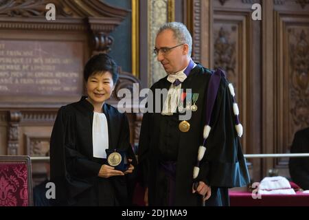 Der südkoreanische Präsident Park Geun-hye und der Präsident der Pariser Bildungsbehörde Francois weil haben am 3. Juni 2016 an der Sorbonne-Universität in Paris, Frankreich, die Ehrendoktorwürde an Präsident Park verliehen. Präsident Park ist auf einem viertägigen offiziellen Staatsbesuch in Frankreich. Foto von Jacques Witt/Pool/ABACAPRESS.COM Stockfoto