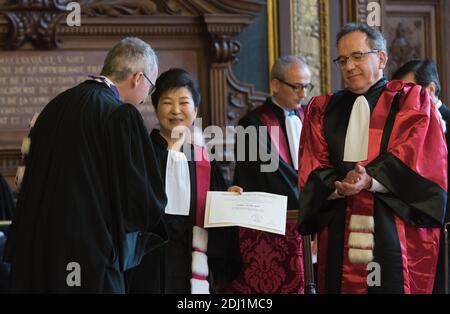 (L-R) Francois weil, Präsident der Bildungsbehörde von Paris, der südkoreanische Präsident Park Geun-hye und Jean Chambaz, Präsident der Universität Pierre et Marie Curie, während einer Zeremonie zur Verleihung des Honoris Causa-Doktorats an Präsident Park an der Sorbonne in Paris am 3. Juni 2016. Präsident Park ist auf einem viertägigen offiziellen Staatsbesuch in Frankreich. Foto von Jacques Witt/Pool/ABACAPRESS.COM Stockfoto