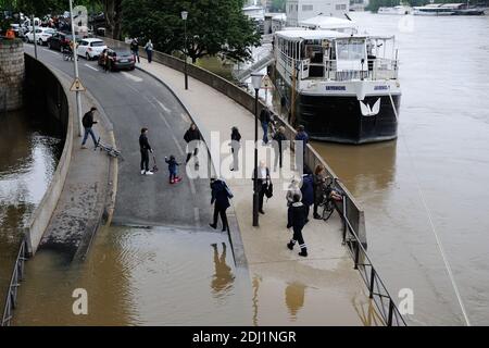 Ein Blick auf den Überlauf der seine, wie es weiter steigt, bis 6 Meter hoch. Gedreht in Paris, Frankreich am 3. Juni 2016. Foto von Aurore Marechal/ABACAPRESS.COM Stockfoto