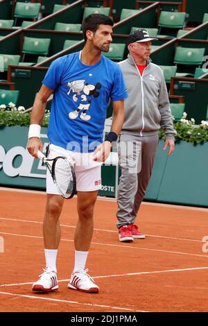 Serbiens Novak Djokovic Training mit Trainer Boris Becker bei den 2016 BNP Paribas Tennis French Open im Roland-Garros Stadion, Paris, Frankreich am 4. Juni 2016. Foto von Henri Szwarc/ABACAPRESS.COM Stockfoto