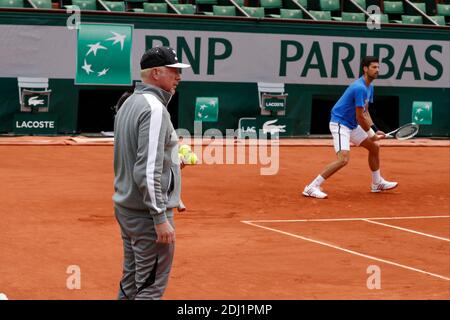 Serbiens Novak Djokovic Training mit Trainer Boris Becker bei den 2016 BNP Paribas Tennis French Open im Roland-Garros Stadion, Paris, Frankreich am 4. Juni 2016. Foto von Henri Szwarc/ABACAPRESS.COM Stockfoto