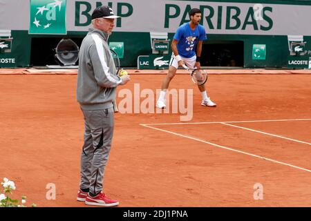 Serbiens Novak Djokovic Training mit Trainer Boris Becker bei den 2016 BNP Paribas Tennis French Open im Roland-Garros Stadion, Paris, Frankreich am 4. Juni 2016. Foto von Henri Szwarc/ABACAPRESS.COM Stockfoto