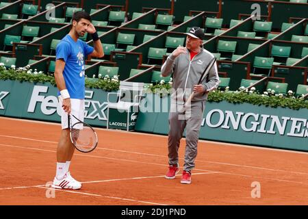 Serbiens Novak Djokovic Training mit Trainer Boris Becker bei den 2016 BNP Paribas Tennis French Open im Roland-Garros Stadion, Paris, Frankreich am 4. Juni 2016. Foto von Henri Szwarc/ABACAPRESS.COM Stockfoto