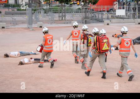 Sicherheitsdienste, Streitkräfte und Gesundheitsdienste nehmen an einer Anti-Terror-Übung Teil, um ihre Reaktion auf einen Angriff nach Pariser oder Brüsseler Art im Rahmen der Vorbereitung auf die EURO 2016 am 7. Juni 2016 in Lyon, Frankreich, zu testen. Foto von Julien Reynaud/APS/ABACAPRESS.COM Stockfoto