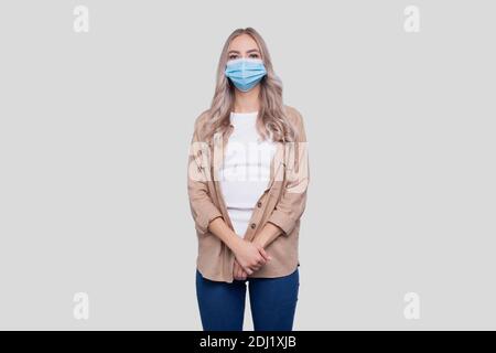 Frau Trägt Medizinische Maske Isoliert. Frau im Hemd mit medizinischer Maske. Gesundheit, Virus, Medizinisches Konzept Stockfoto