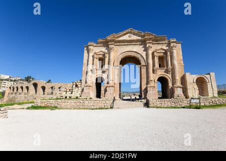 Bogen von Hadrian in Jerash, Jordanien. Altes Tor in der antiken römischen Stadt. Struktur für Hadrian Kaiser Besuch in Gerasa gebaut. Stockfoto