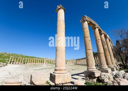 Ionische Säulen des Oval Plaza in Jerash, Jordanien. Kolonnade des Jerash Old City Oval Square. Stockfoto