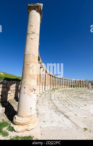 Ionische Säulen des Oval Plaza in Jerash, Jordanien. Vertikales Foto der Kolonnade von Jerash Old City Oval Square. Ionische Säulen aufgereiht. Stockfoto