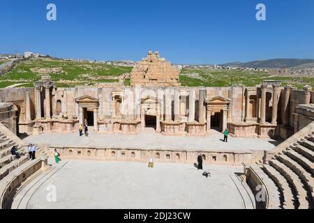 South Theatre Bühne in Jerash, Jordanien. Altes griechisch-römisches Theater in der Altstadt von Gerasa. Auch bekannt als das Southern Theatre. Stockfoto