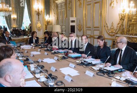 Der deutsche Innenminister Thomas De Maiziere nimmt an der wöchentlichen Kabinettssitzung Teil, bei der der französische Präsident Francois Hollande unter der Leitung von Minister für Gesundheit und Soziales Marisol Touraine, Premierminister Manuel Valls, Minister für Kultur und Kommunikation Audrey Azoulay, Minister für Arbeit, Beschäftigung, Berufsbildung und sozialer Dialog Myriam El Khomri, Minister für Finanzen und öffentliche Finanzen Michel Sapin, Innenminister Bernard Cazeneuve, Minister für Umwelt, Energie und Meeresangelegenheiten, zuständig für internationale Klimabeziehungen Segolene Royal, Minister Stockfoto