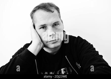 Streetartist OBEY (Shepard Fairey) posiert vor der Installation seiner neuen Ausstellung in der Galerie Itinerraces in Paris, Frankreich am 15. Juni 2016. Foto von Aurore Marechal/ABACAPRESS.COM Stockfoto