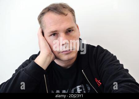 Streetartist OBEY (Shepard Fairey) posiert vor der Installation seiner neuen Ausstellung in der Galerie Itinerraces in Paris, Frankreich am 15. Juni 2016. Foto von Aurore Marechal/ABACAPRESS.COM Stockfoto