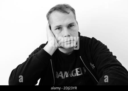 Streetartist OBEY (Shepard Fairey) posiert vor der Installation seiner neuen Ausstellung in der Galerie Itinerraces in Paris, Frankreich am 15. Juni 2016. Foto von Aurore Marechal/ABACAPRESS.COM Stockfoto