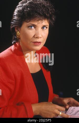 Datei Foto in den 90er Jahren von TV-Journalistin Anne Sinclair am Set ihrer Talkshow 7 sur 7 aufgenommen. Foto von Pascal Baril/ABACAPRESS.COM Stockfoto