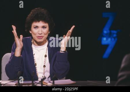 Datei Foto aufgenommen in den 90er Jahren von TV-Journalistin Anne Sinclair am Set ihrer Talkshow 7 Sur 7 in Paris, Frankreich. Foto von Pascal Baril/ABACAPRESS.COM Stockfoto