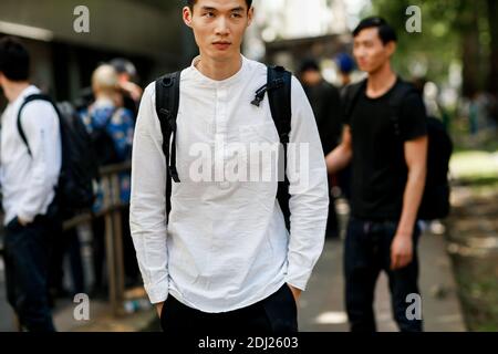 Street Style, Modell nach Dolce und Gabbana Frühjahr-Sommer 2017 Herrenmode Show in viale Piave, in Mailand, Italien, am 18. Juni 2016 statt. Foto von Marie-Paola Bertrand-Hillion/ABACAPRESS.COM Stockfoto