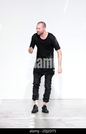 Designer Boris Bidjan Saberi läuft auf der Piste während der Boris Bidjan Saberi Menswear Frühjahr / Sommer 2017 Show im Rahmen der Paris Fashion Week am 23. Juni 2016 in Paris, Frankreich. Foto von Alain Gil-Gonzalez/ABACAPRESS.COM Stockfoto