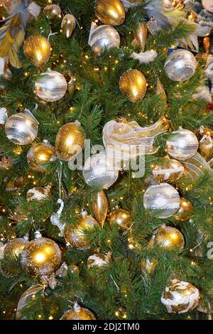 Silber & Gold Kugeln Weihnachtskarte Hintergrund auf Kiefer Baum Stockfoto