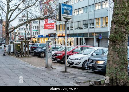 Kostenloses Parken auf öffentlichen Parkplätzen in Duisburg während der Weihnachtszeit in der Corona Pandemie Stockfoto