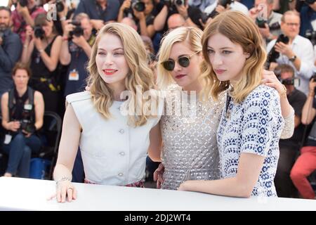 Nora von Waldstatten Sigrid Bouaziz Kristen Stewart au photocall du Film 'Personal Shopper' au 69eme Festival de Cannes Foto von Nasser Berzane/ABACAPRESS.COM Stockfoto