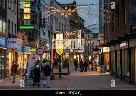 Maske Pflicht in Duisburgs Fußgängerzonen im Vorfeld von Weihnachten während der Coronavirus-Pandemie, ohne Weihnachtsmarkt und wenig Dekor Stockfoto