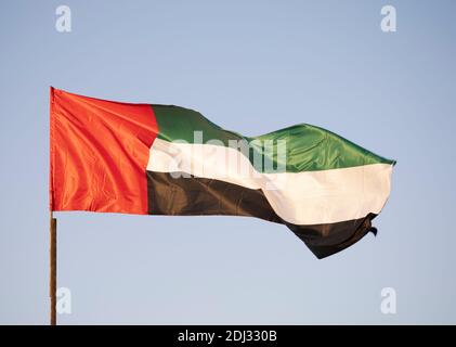 Eine Flagge der Vereinigten Arabischen Emirate, die stolz am Morgen fliegt Brise Stockfoto