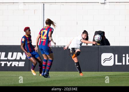 Valencia, Spanien. Dezember 2020. Cristina Cubedo aus Valencia beim spanischen Fußballspiel La Liga Femenina zwischen FC Valencia und FC Barcelona im Antonio Puchades Stadion in Aktion.(Endstand: FC Valencia 0:7 FC Barcelona). Kredit: SOPA Images Limited/Alamy Live Nachrichten Stockfoto